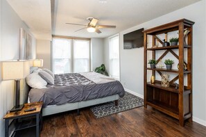 2 bedrooms, desk, iron/ironing board, free WiFi - West Plaza Charmer I - Duplex 2 Bedroom 1 Bath Off Street Parking in Kansas City (Kansas City)