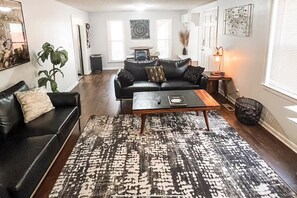 Smart TV - West Plaza Charmer I - Duplex 2 Bedroom 1 Bath Off Street Parking in Kansas City (Kansas City)
