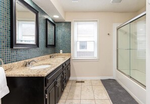 Hair dryer, towels, soap, shampoo - West Plaza Charmer I - Duplex 2 Bedroom 1 Bath Off Street Parking in Kansas City (Kansas City)