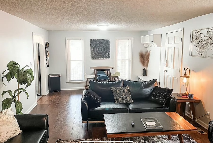 West Plaza Charmer I - Duplex 2 Bedroom 1 Bath Off Street Parking In Kansas City - Kansas City, MO