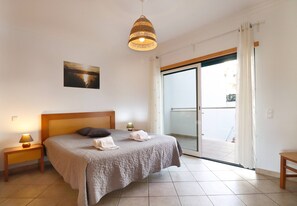 1 bedroom, in-room safe, iron/ironing board, travel cot - Apartamento Baleeiora Sol 2 (Albufeira)