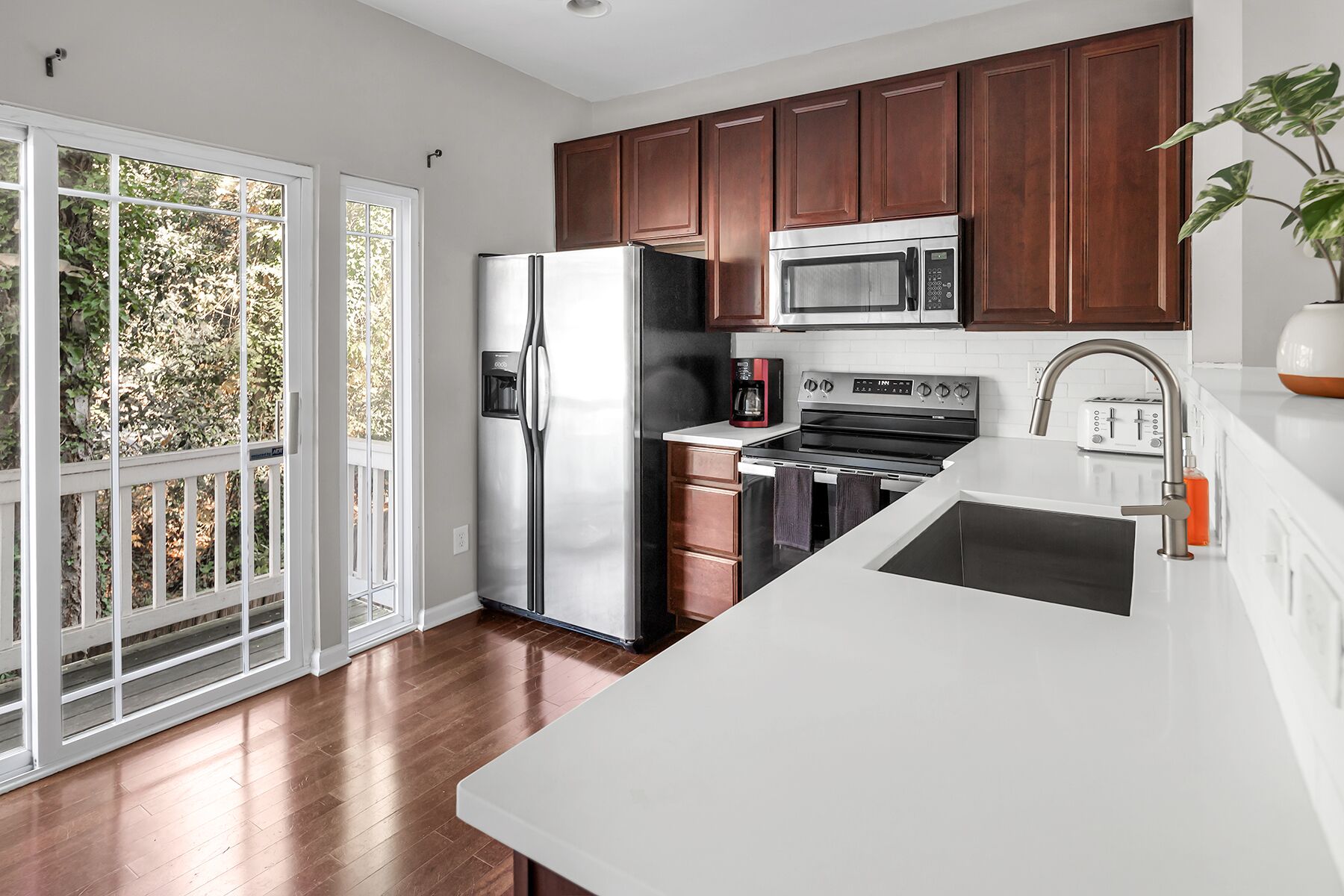 雪櫃、微波爐、焗爐、爐具