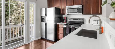 雪櫃、微波爐、焗爐、爐具