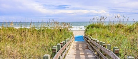Plage, chaises longues, serviettes de plage