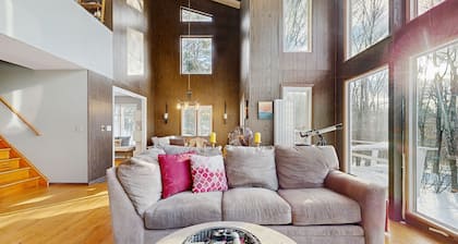 Private dog-friendly house w/ mountain views, fireplace, deck, firepit, w/d