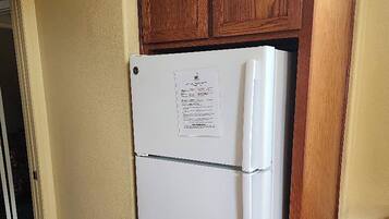 Geladeira grande, micro-ondas, cooktop, lava-louças