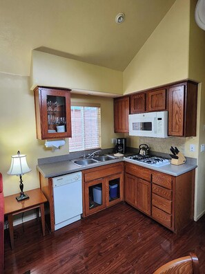 Classic Suite | Private kitchen | Full-size fridge, microwave, stovetop, dishwasher - Lighthouse Pointe Resort (Point Arena)