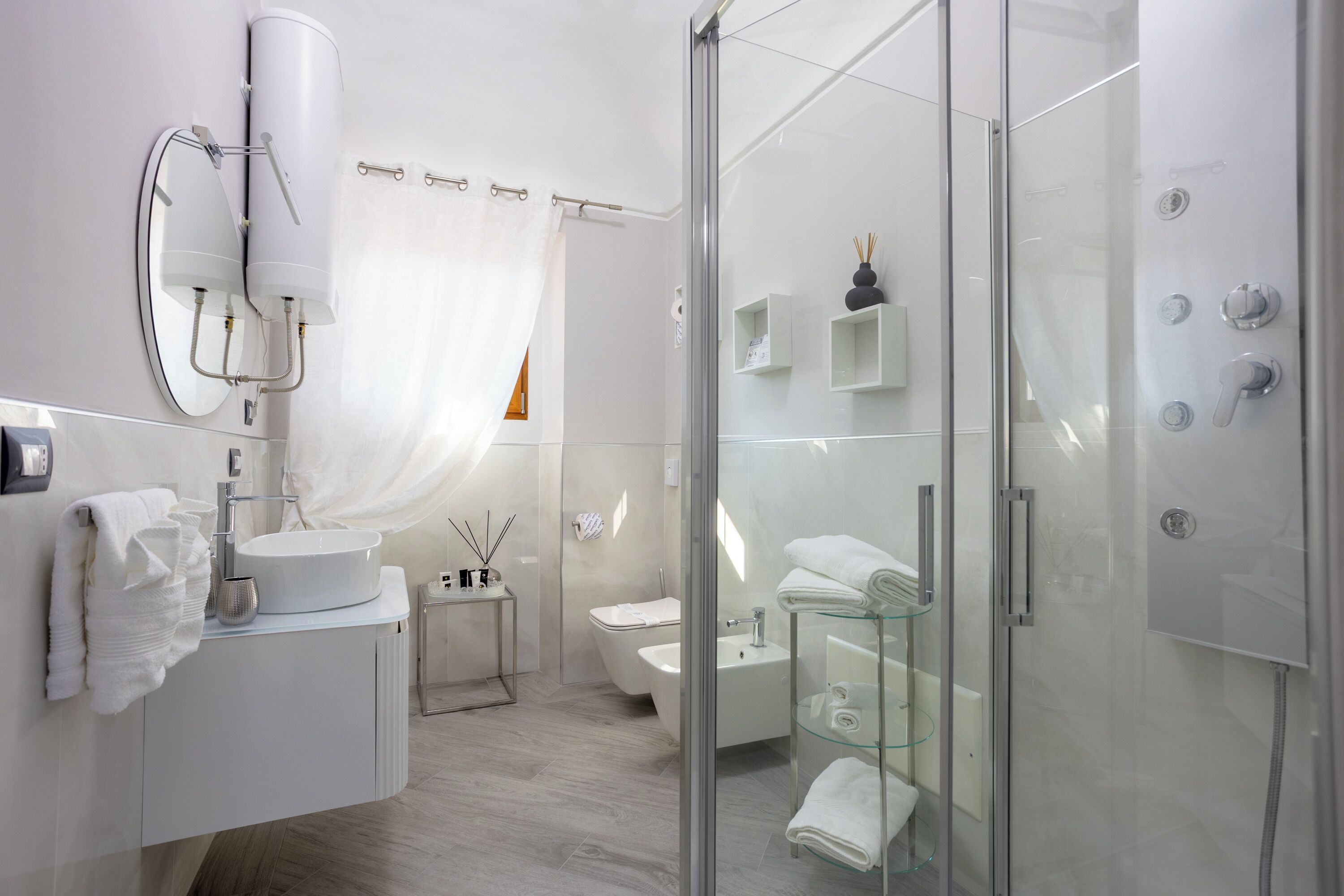Dusche, Haartrockner, Bidet, Handtücher