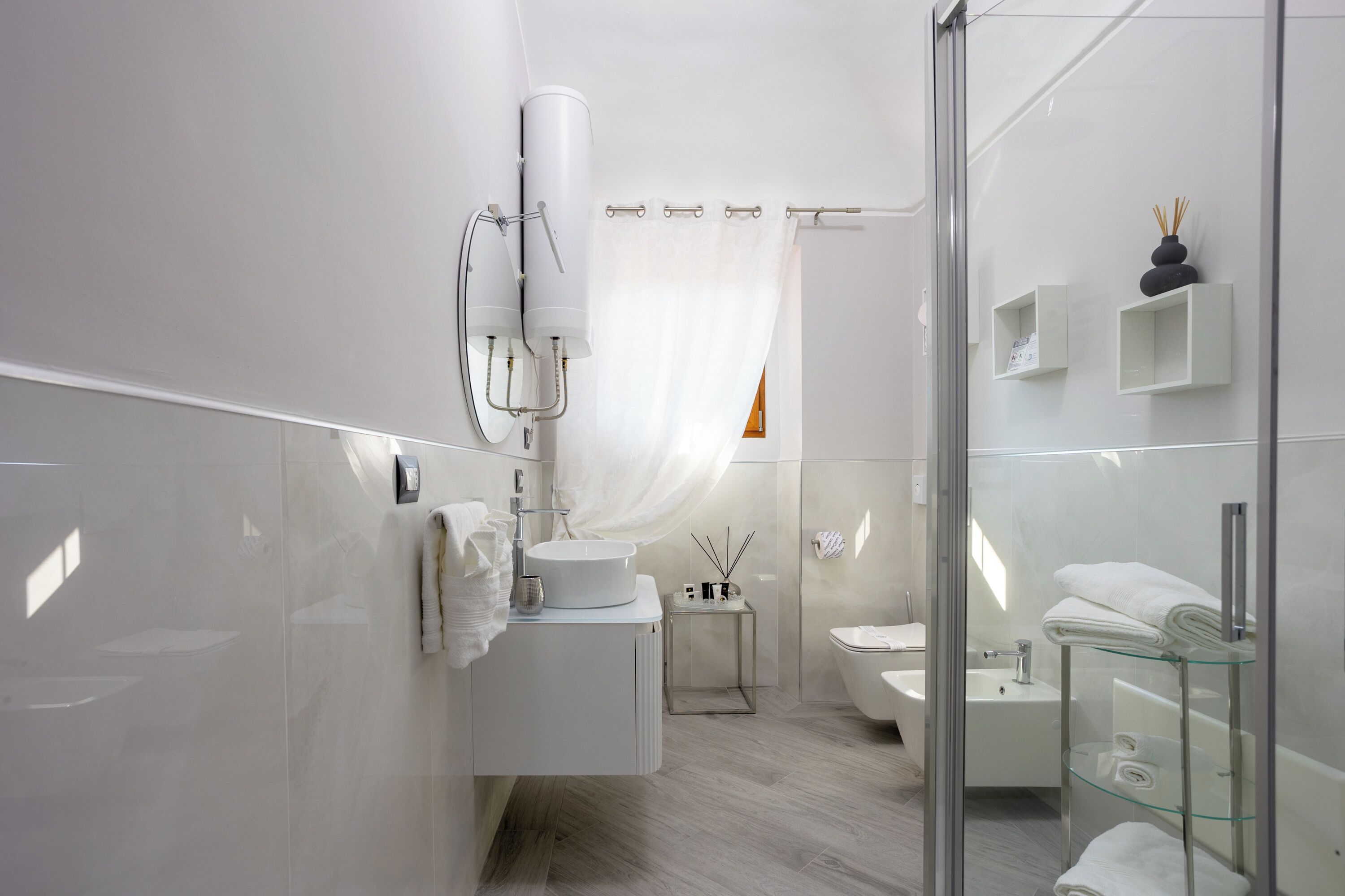 Shower, hair dryer, bidet, towels