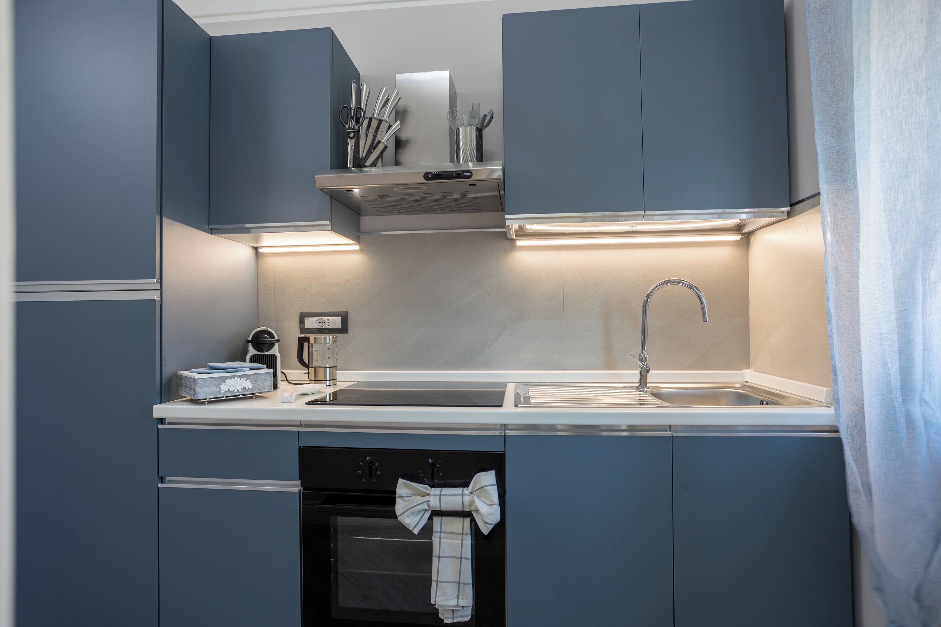 Frigorifero, microonde, forno, piano cottura