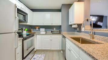 Geladeira, micro-ondas, cooktop, lava-louças