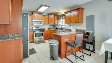 Jääkaappi, mikroaaltouuni, liesi, astianpesukone