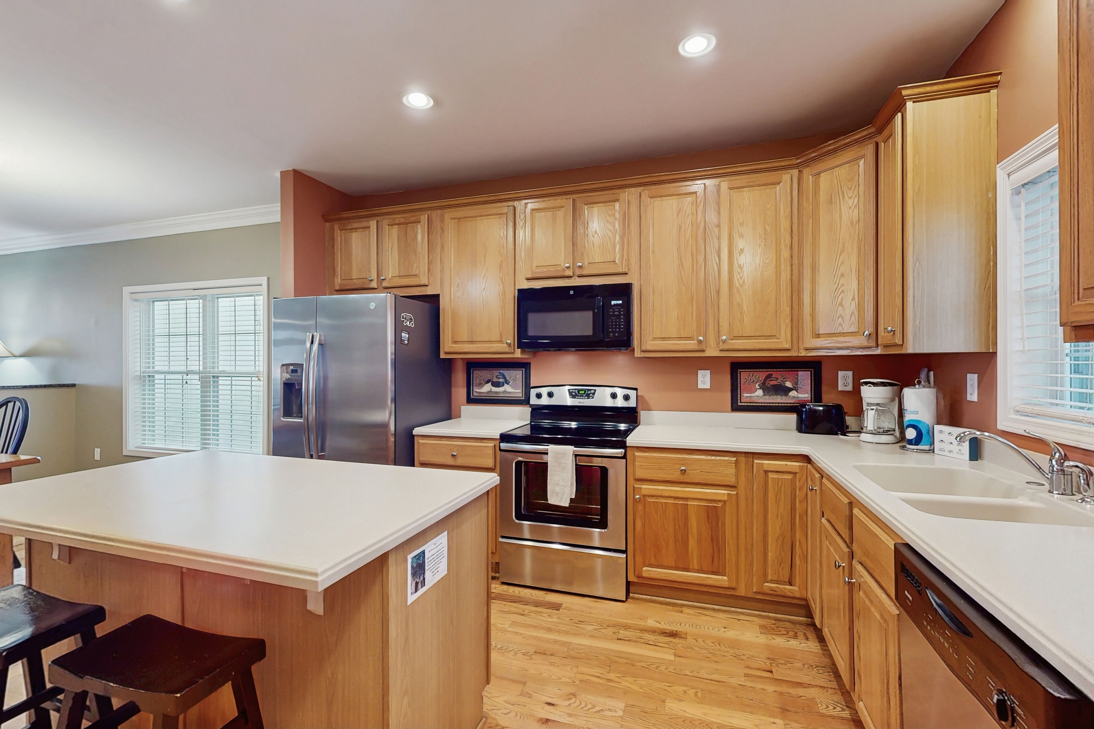 Kjøleskap, mikrobølgeovn, ovn og kokeplater