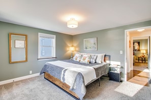 Desk, iron/ironing board, Internet, bed sheets