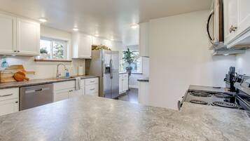 Réfrigérateur, micro-ondes, plaque de cuisson, lave-vaisselle