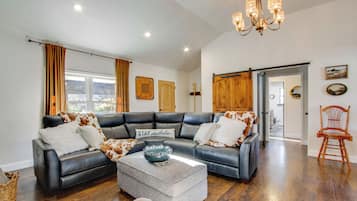 Télévision, cheminée, livres