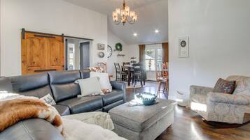 Télévision, cheminée, livres