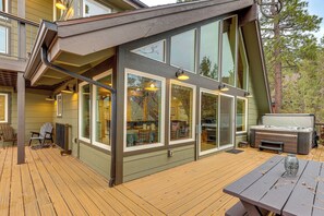Outdoor dining - Retreat w/ Hot Tub: Bear Mountain Ski Slope View (Big Bear Lake)