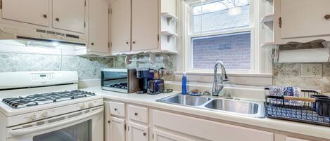 Jääkaappi, mikroaaltouuni, liesi, kahvin-/teenkeitin