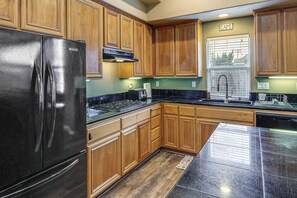 Fridge, microwave, stovetop, dishwasher