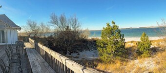 Private beachfront escape on Coffins Beach w/ amazing views & private beach