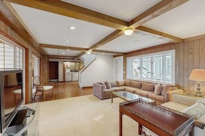 Una televisión, una chimenea