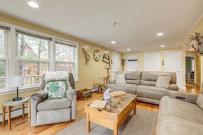 TV, books - Lake Winnisquam Home: Fish, Hike & Explore! (Laconia)