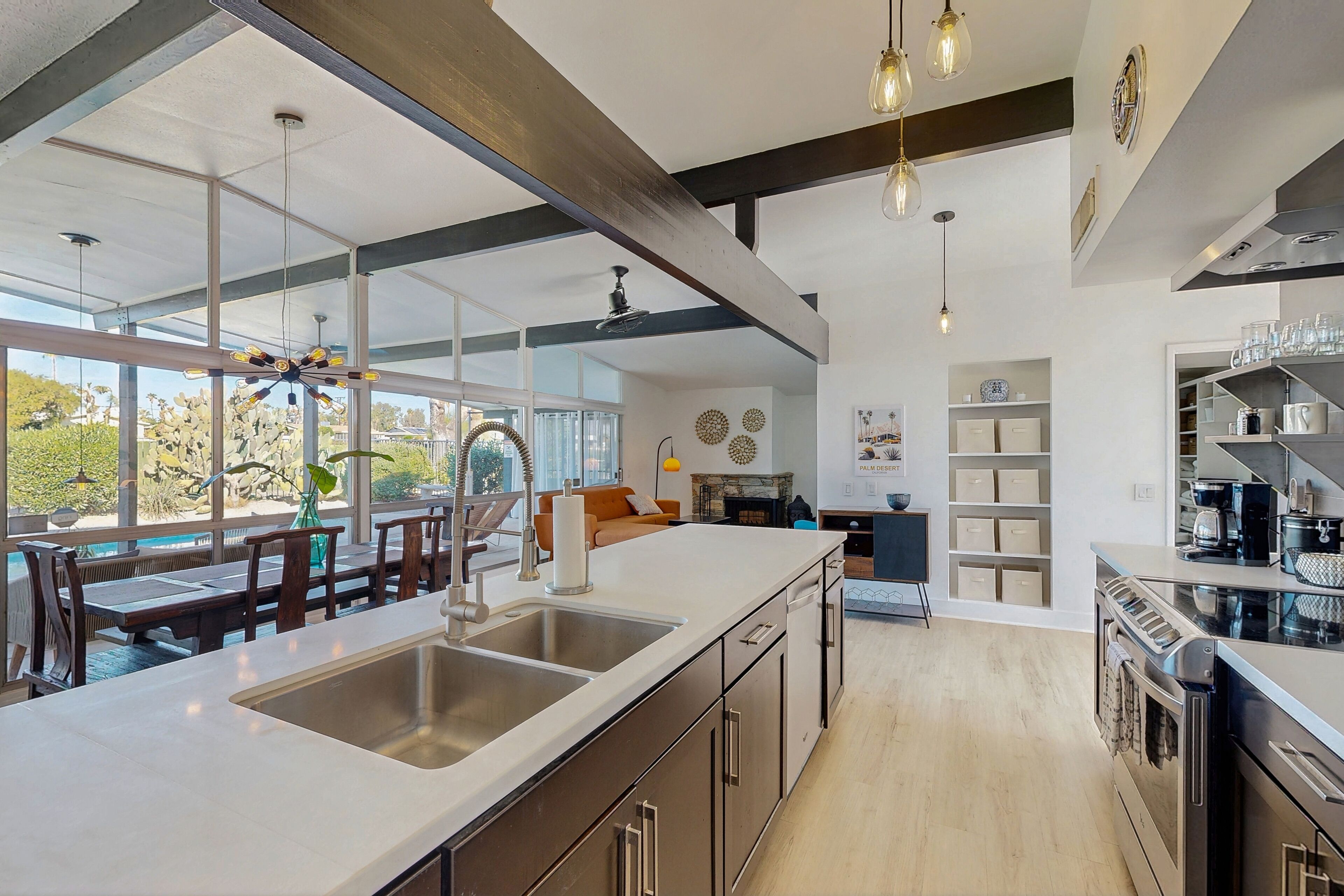 Jääkaappi, mikroaaltouuni, uuni, liesi