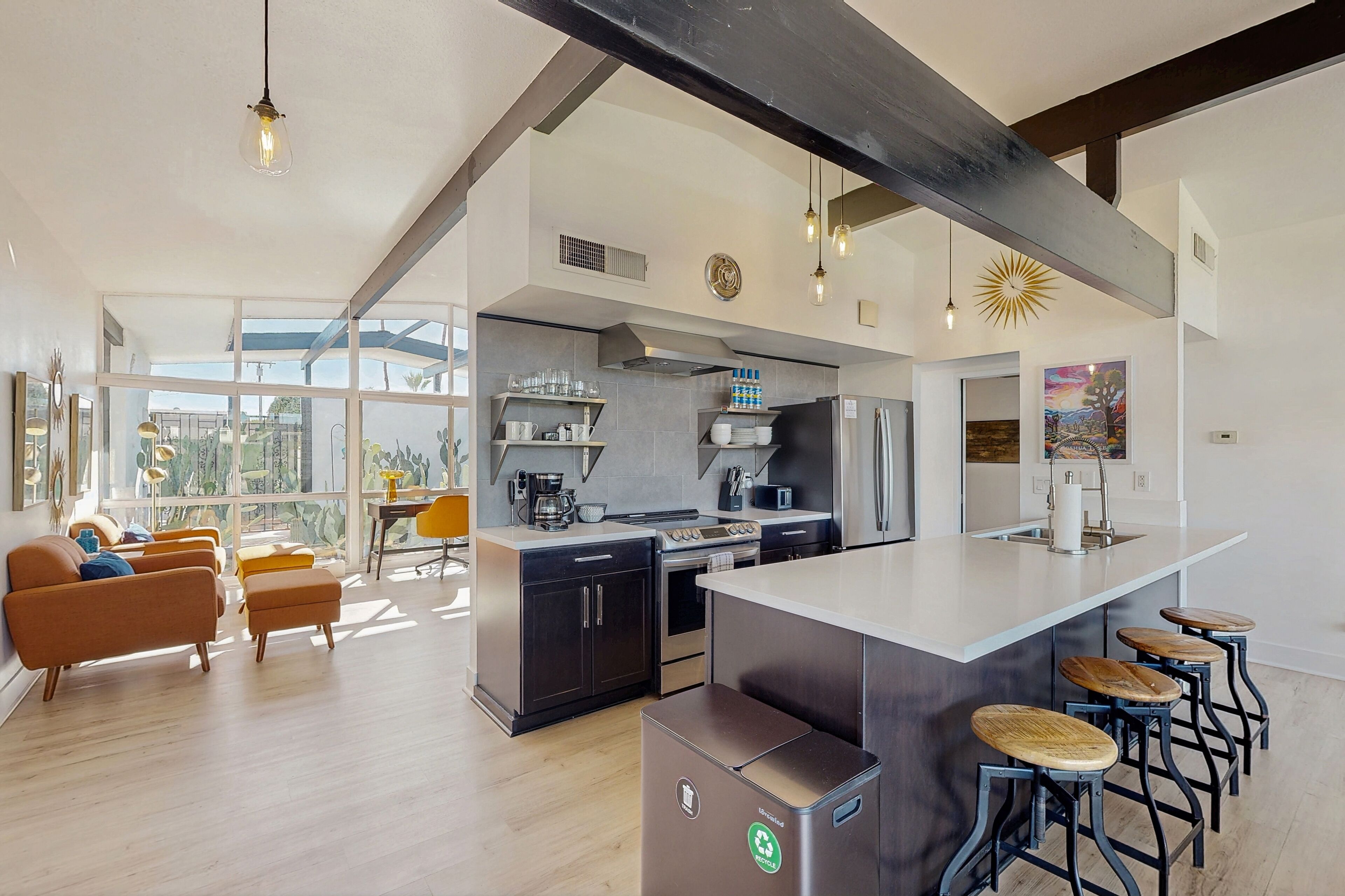 Jääkaappi, mikroaaltouuni, uuni, liesi