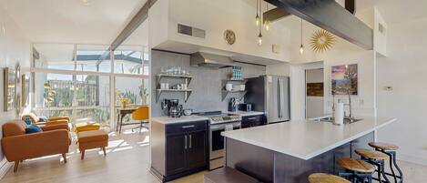 Jääkaappi, mikroaaltouuni, uuni, liesi