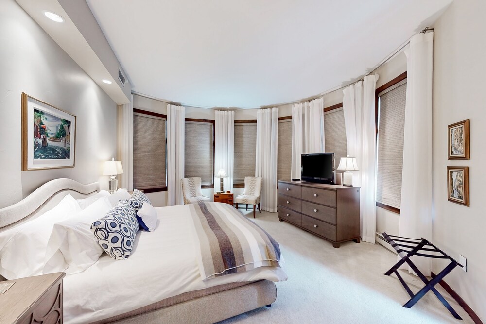 Photo inspiration: Fresh Look at Conveniently Located Condo W Private Balcony Full Kitchen Near