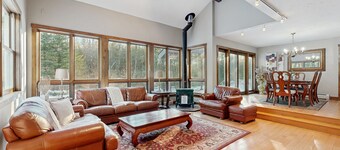 Private spacious retreat w/ large yard: near town, skiing, hiking & attractions