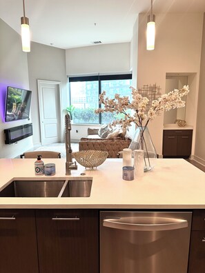 Interior - 1100 Sq Ft - 2 Miles from Superdome (Atlanta)