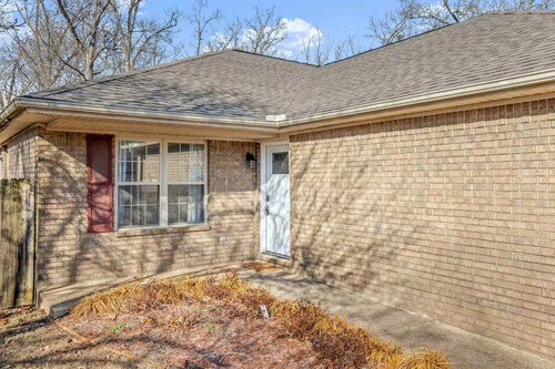 Stylish getaway w/ hot tub, patio, fenced backyard & world class bike trails