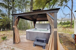 Outdoor spa tub - Spacious house with large yard, W/D, close to beach & golf (North Myrtle Beach)