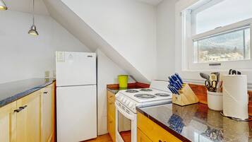 Kjøleskap, mikrobølgeovn, ovn og kokeplater