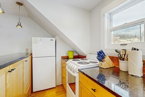 Kjøleskap, mikrobølgeovn, ovn og kokeplater