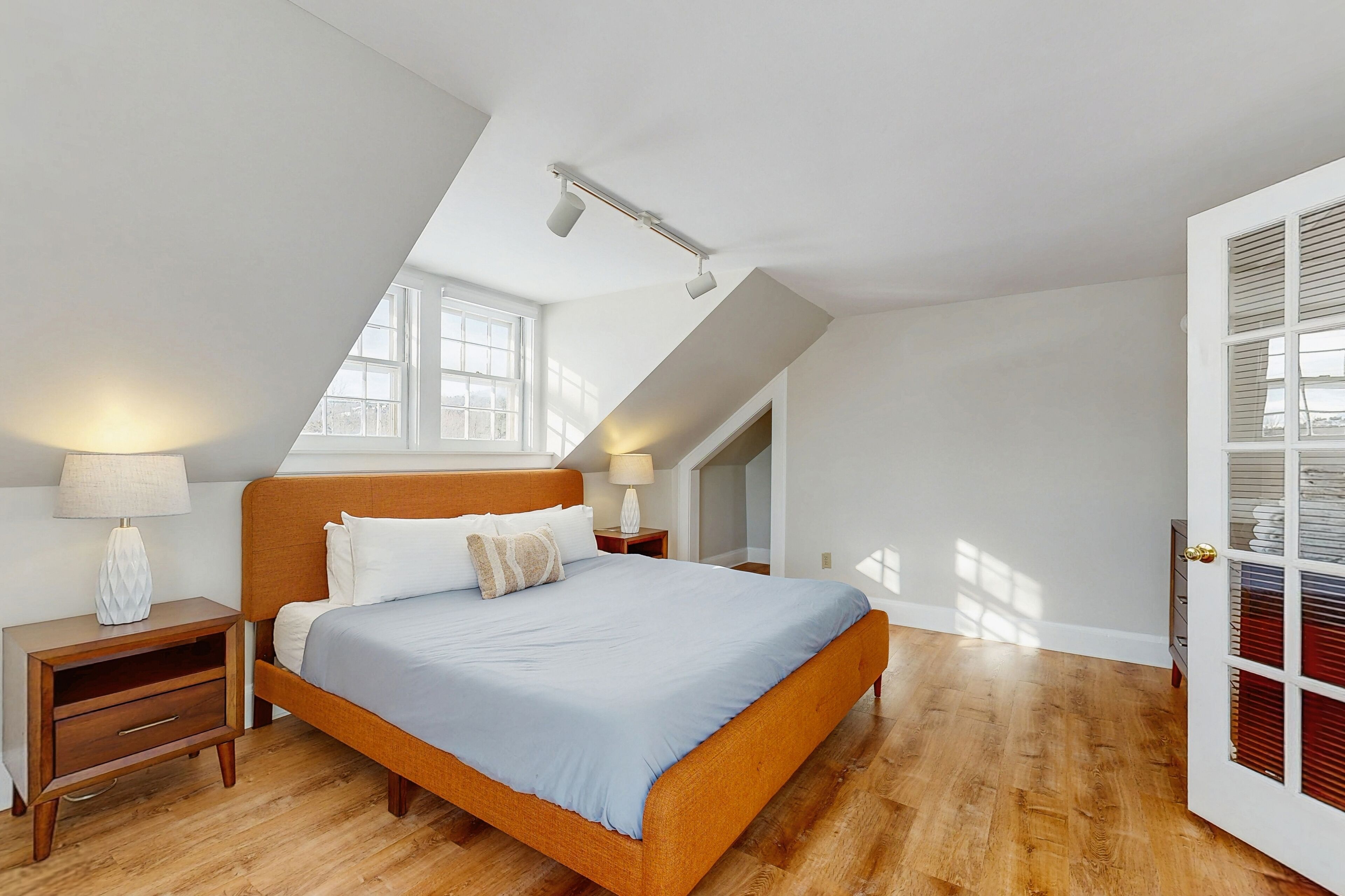 Strykejern/-brett, internettilgang og sengetøy