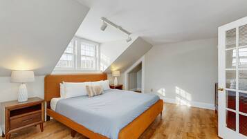 Strykejern/-brett, internettilgang og sengetøy