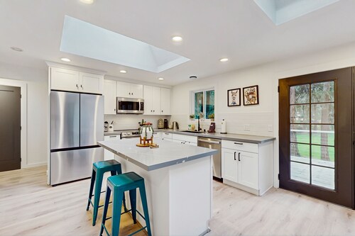 Charming Anderson Island home with fireplace, deck, family-friendly amenities