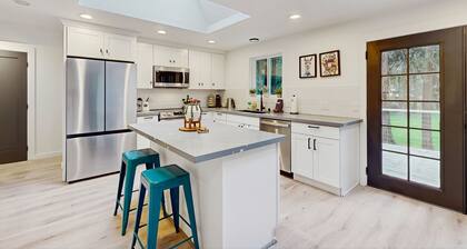 Charming Anderson Island home with fireplace, deck, family-friendly amenities