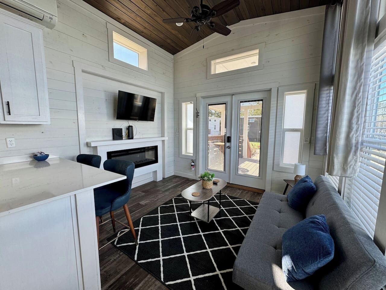 The Cozy Cloud With Pool And Hot Tub - Austin, TX