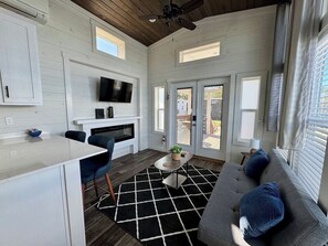 TV - The Cozy Cloud with Pool and Hot Tub (Austin)