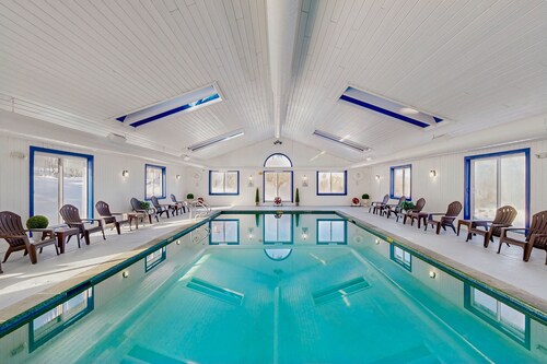 Cozy ski-In/ski-out Winterplace condo w/ hot tubs, indoor pool & fireplace