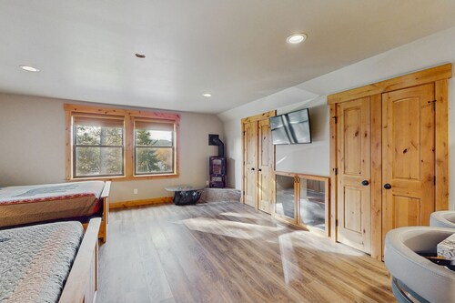 Cozy studio w/ fully stocked kitchen, wifi & great location