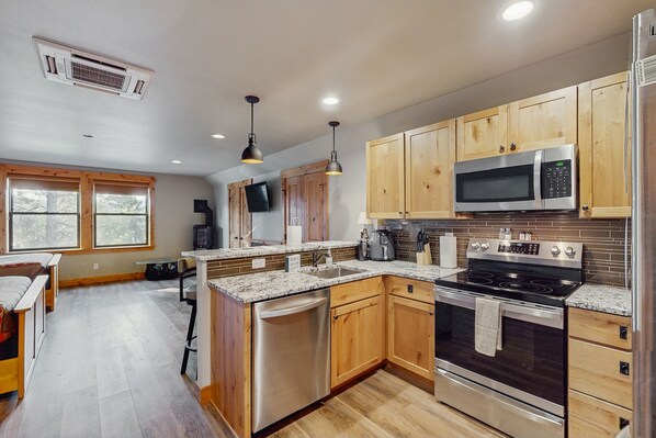 Jääkaappi, mikroaaltouuni, uuni, liesi