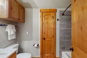 Towels - Cozy studio w/ fully stocked kitchen, wifi & great location (Ronald)