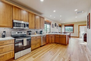 Geladeira, micro-ondas, fogão, cooktop