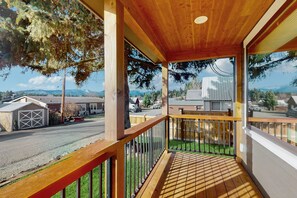 Property grounds - Spacious home w/ detached studio, hot tub, fast wifi & great location (Ronald)