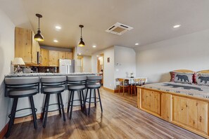4 bedrooms, internet, bed sheets - Spacious home w/ detached studio, hot tub, fast wifi & great location (Ronald)